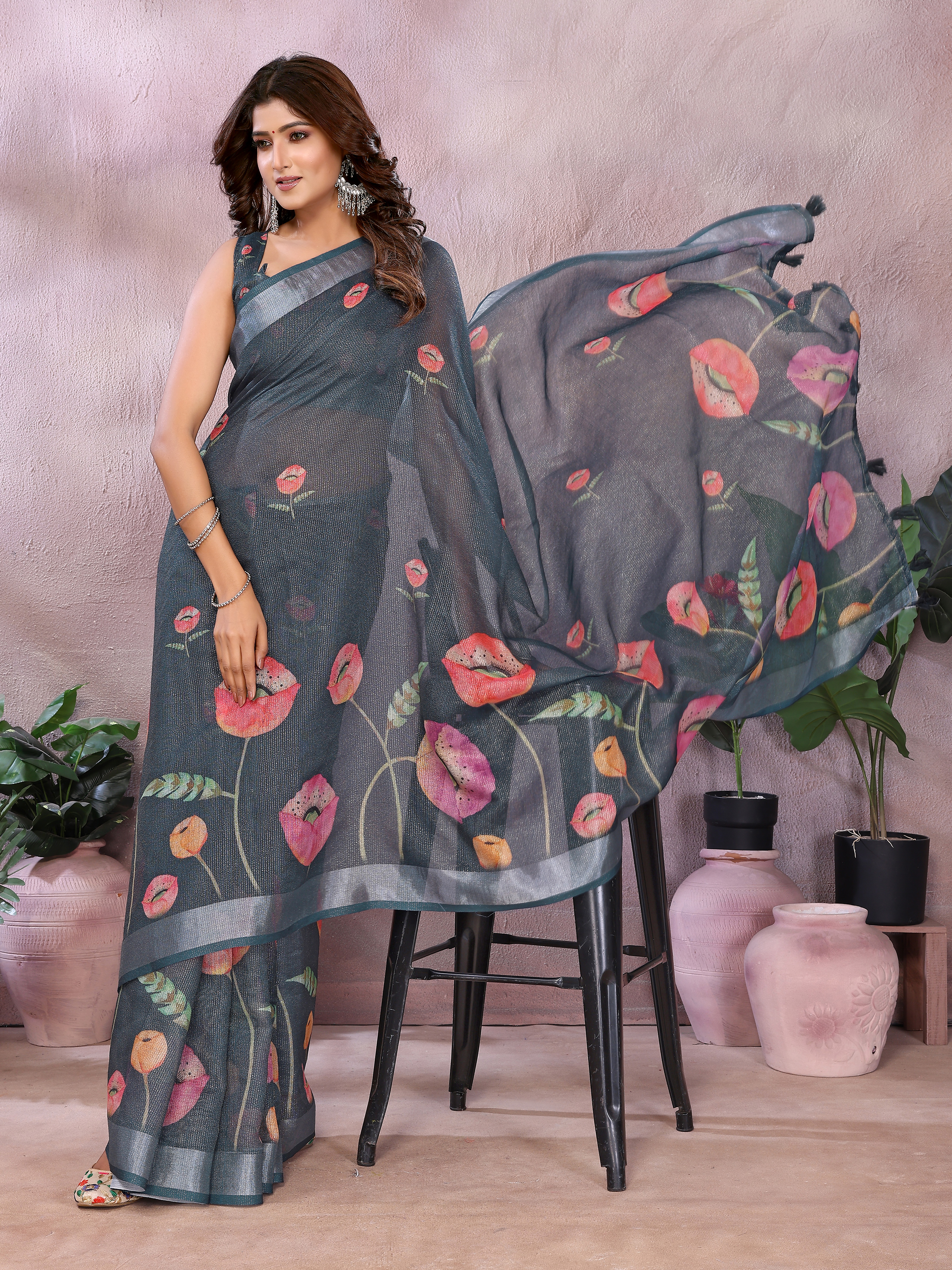 Why Dark Sarees Sometimes Look Lighter in Phone Photos—and How to Read Colour Accurately